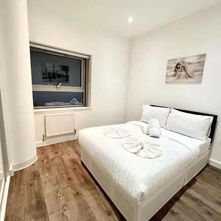 Spacious Flat In West Croydon